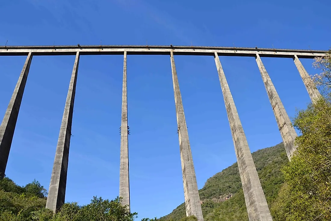 Viaduct 13, in Brazil, is the largest railway bridge in South America and among the world's 25 most tall. 