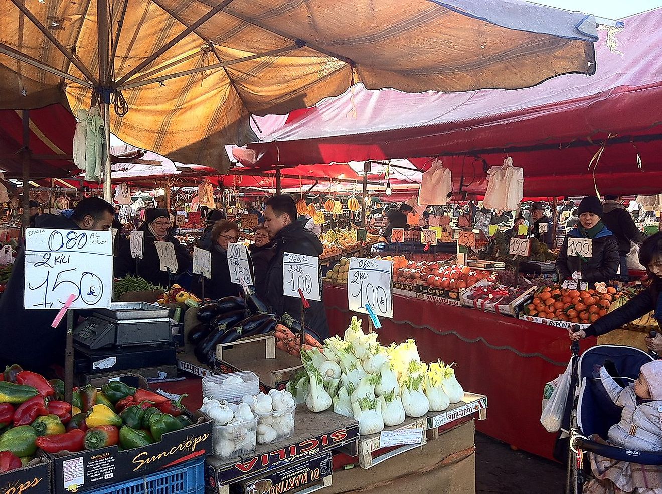 Porta palazzo Market of Fresh Fruits and Vegetables. Image credit: Xadhoomx/Wikimedia.org