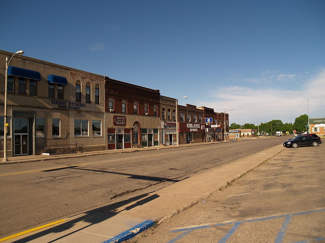 Street view in Jamestown, North Dakota. By In memoriam afiler - https://www.flickr.com/photos/99909734@N00/2661066616/, CC BY-SA 2.0, Wikimedia Commons.