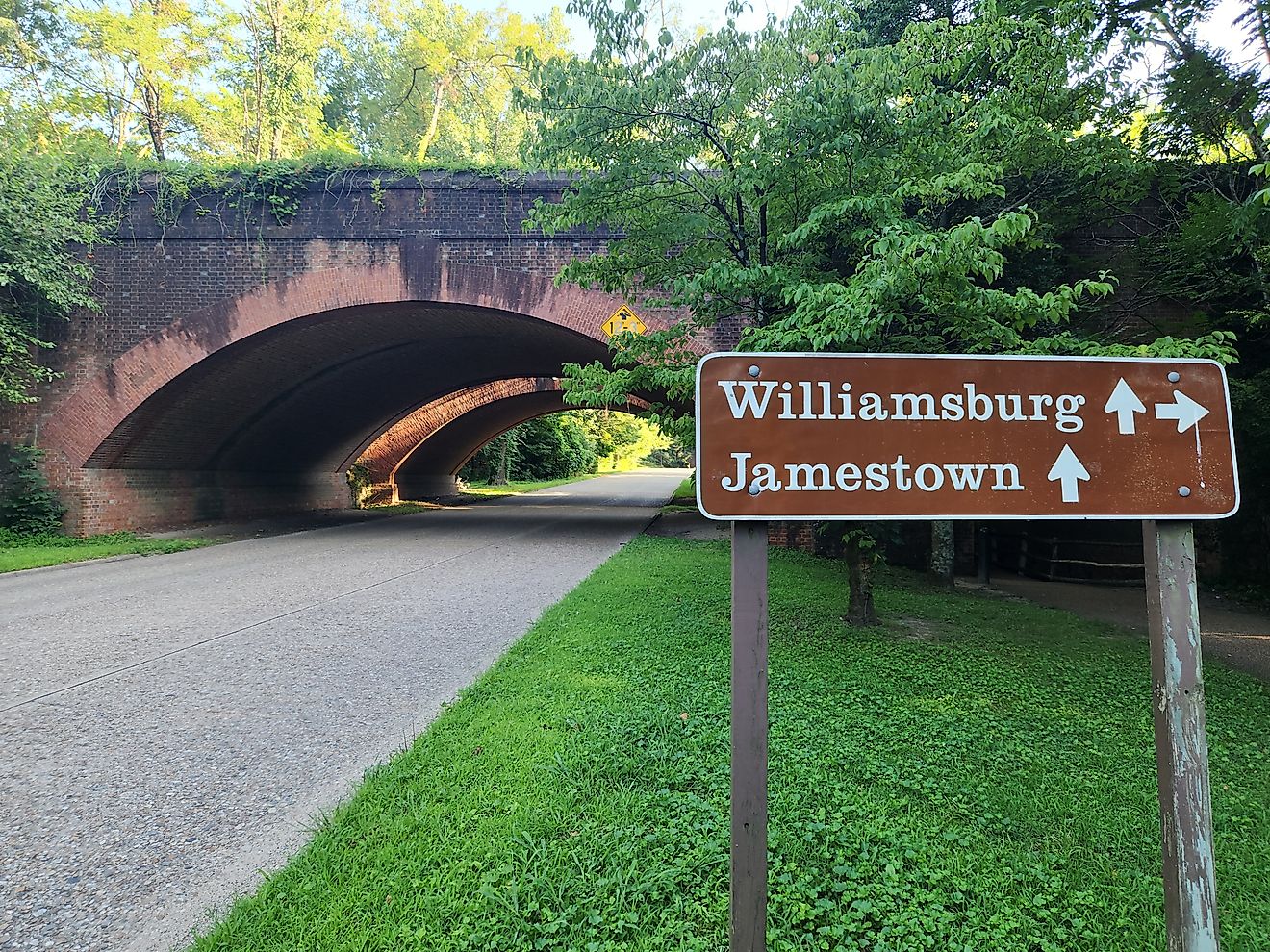 A sign for Williamsburg and Jamestown of the Colonial Parkway in Virginia. Editorial credit: OJUP via Shutterstock.com