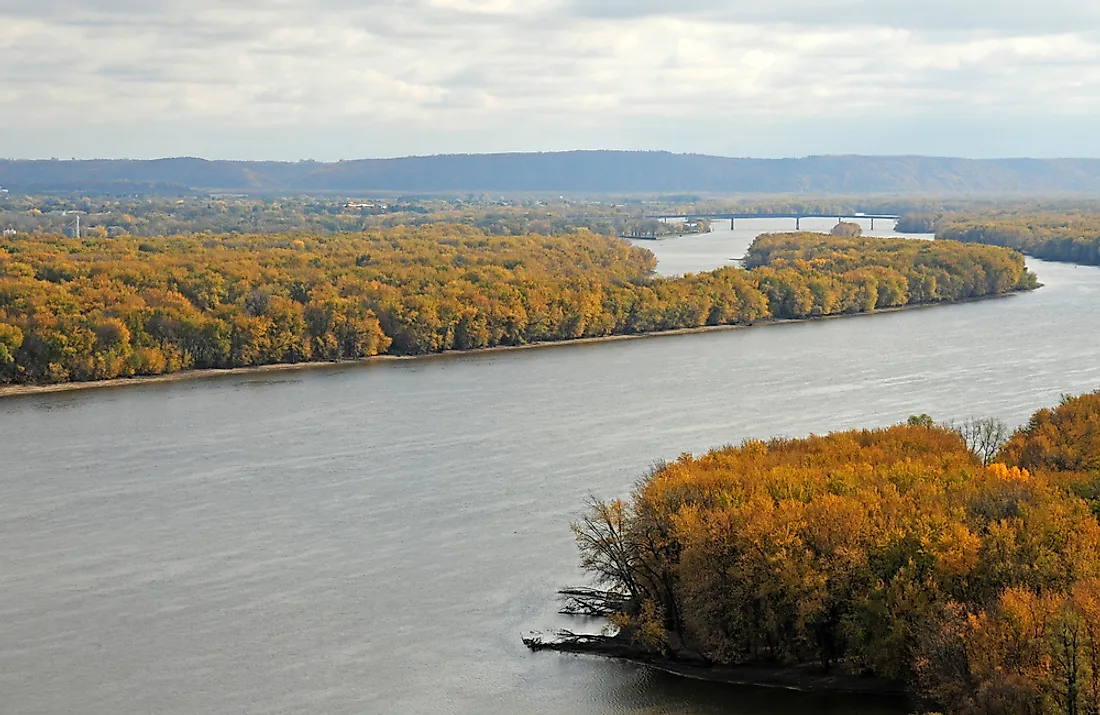 The Mississippi bordering the states of Iowa and Wisconsin.