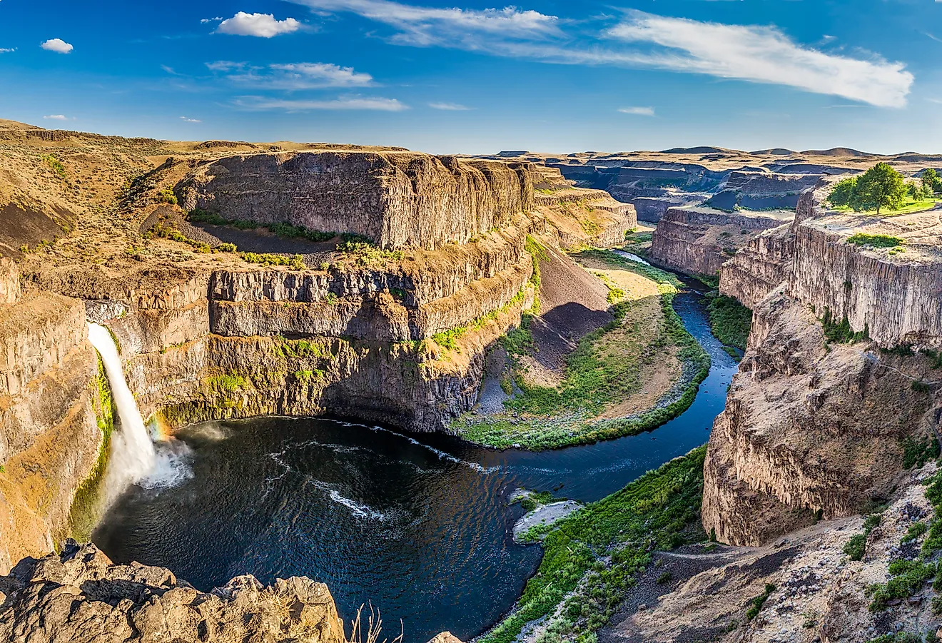 Palouse falls and rainbow. 