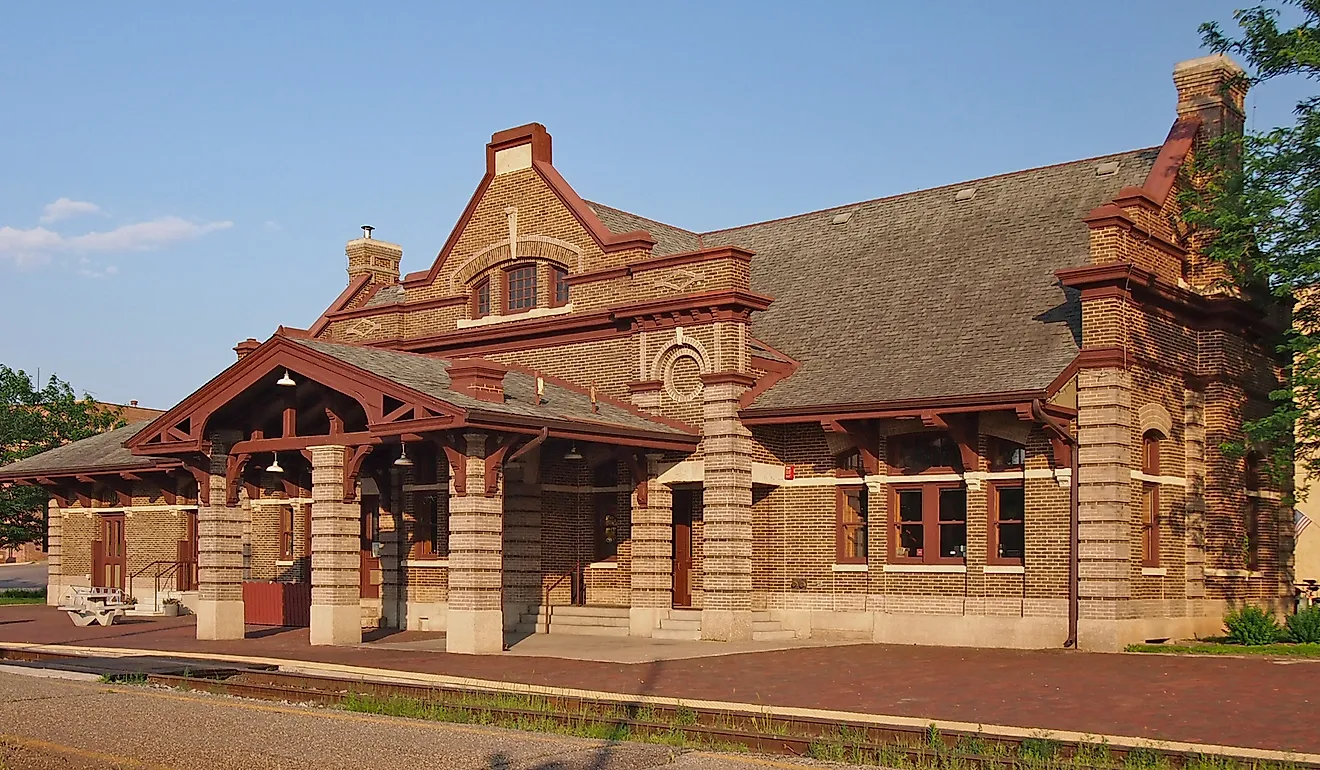 Red Wing Amtrak station (formerly the Chicago, Milwaukee, and St. Paul Passenger Depot). By McGhiever - Own work, CC BY-SA 3.0, https://commons.wikimedia.org/w/index.php?curid=28161641