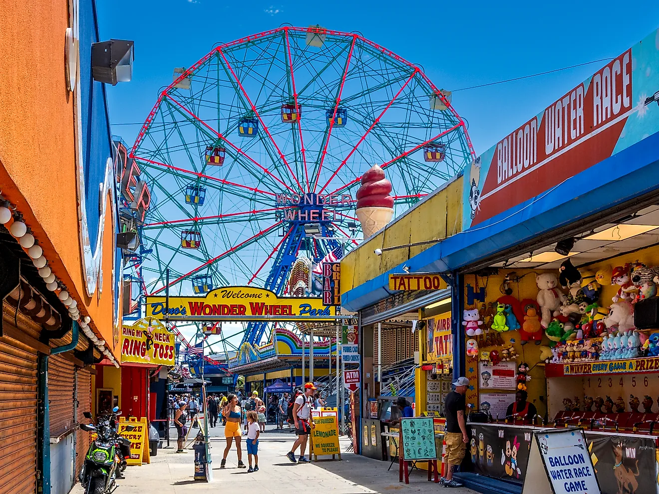  Coney Island’s Wonder Wheel Park. Editorial credit: Brian Logan Photography / Shutterstock.com