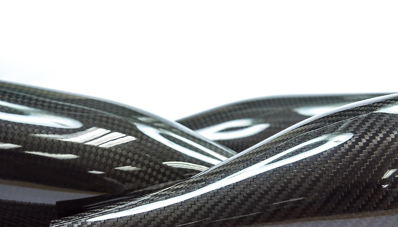 Composto de fibra de carbono preto.