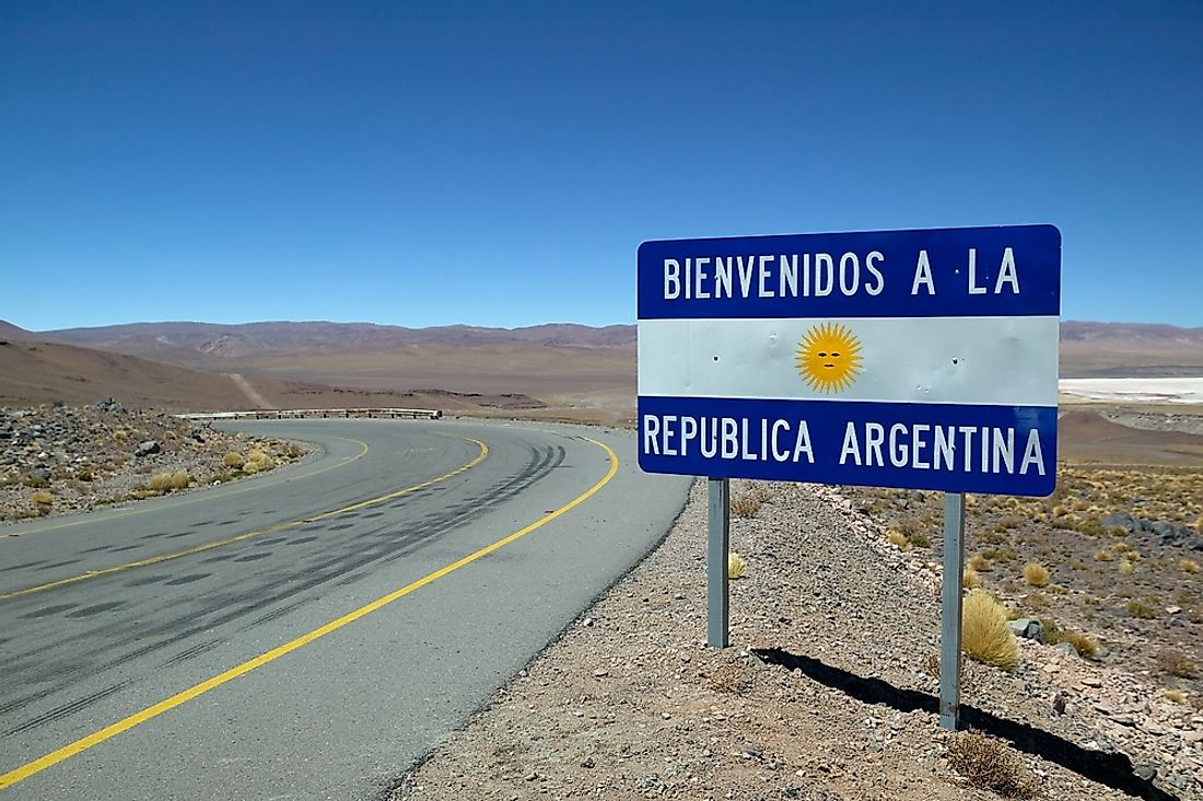 A sign welcoming visitors to Argentina. 
