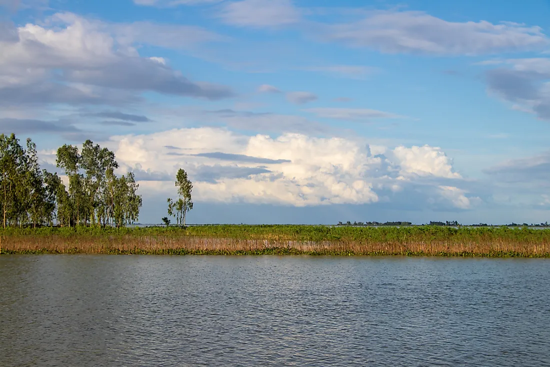 The Brahmaputra River, one of the most important in Asia, flows through Bangladesh. 