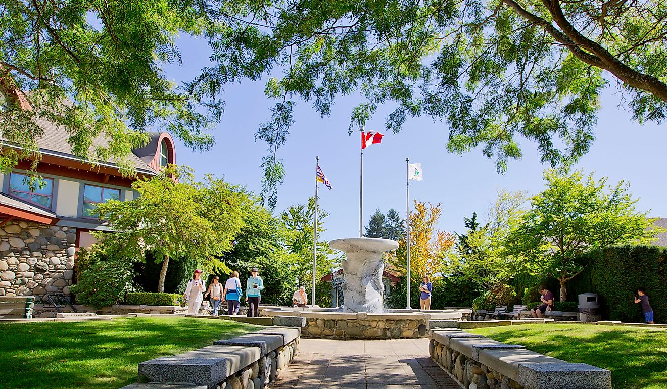 Glassford Square in Qualicum Beach, British Columbia, By GoToVan, CC BY 2.0, Wikimedia Commons