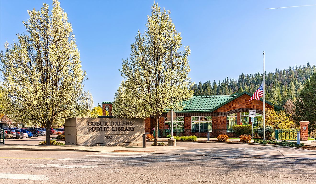 The welcome sign and facade of the Coeur d'Alene Public Library. Editorial credit: Kirk Fisher / Shutterstock.com
