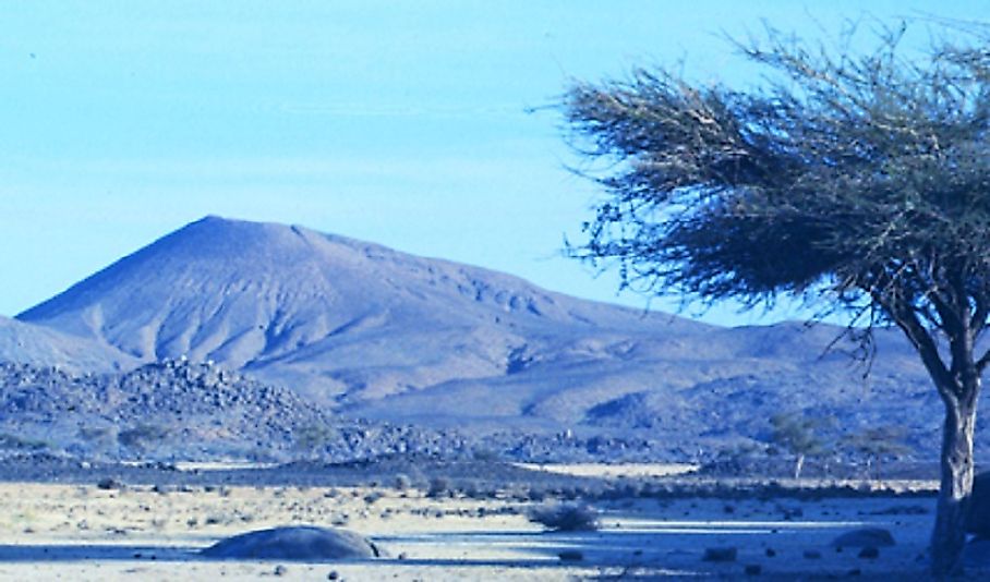 Idoukal-n-Taghès, the highest point in Niger, rises in the distance.