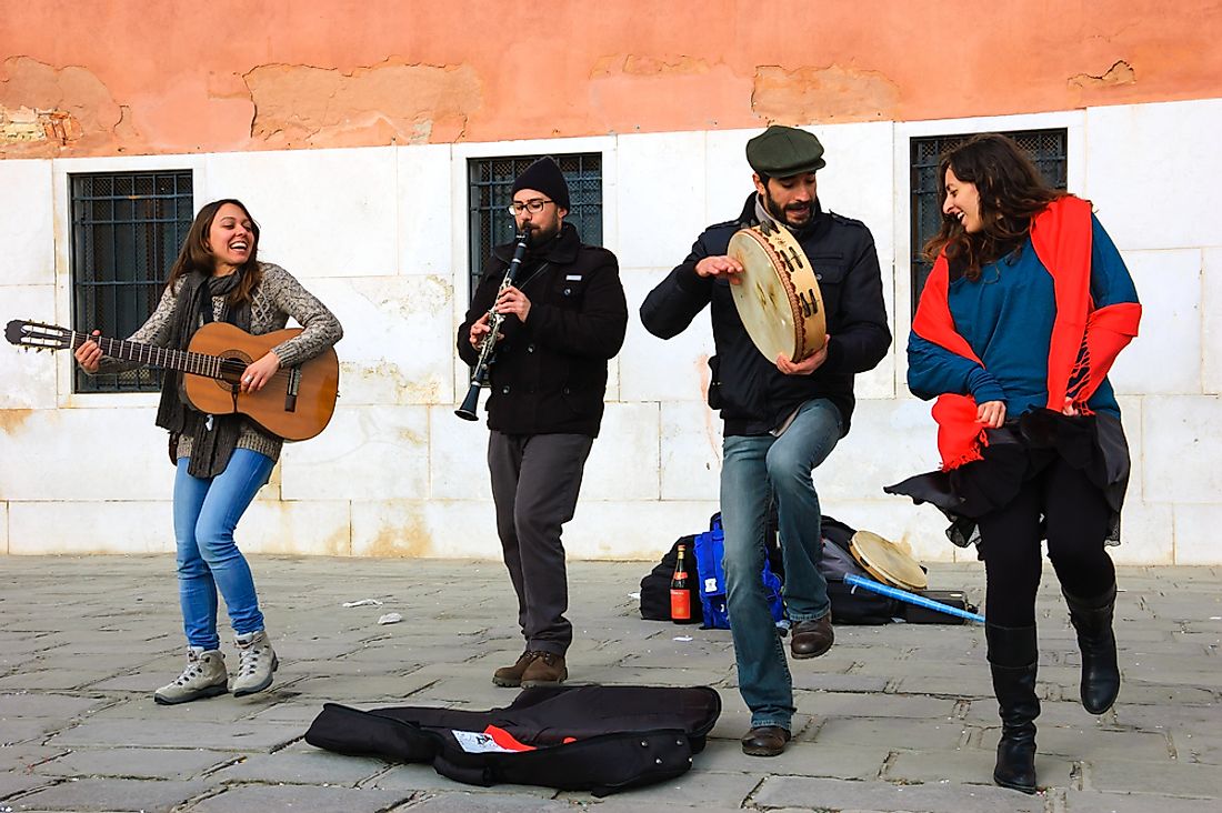 Italian folk musicians in the streets of Italy. Editorial credit: Elena Dijour / Shutterstock.com. 