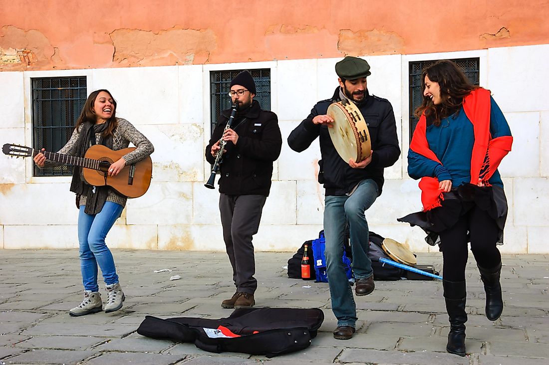 Italian folk musicians in the streets of Italy. Editorial credit: Elena Dijour / Shutterstock.com.