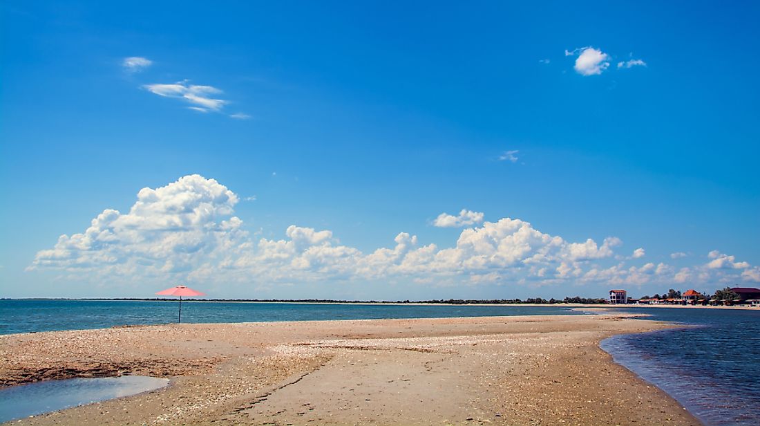 Land breezes occur along long coastlines. 