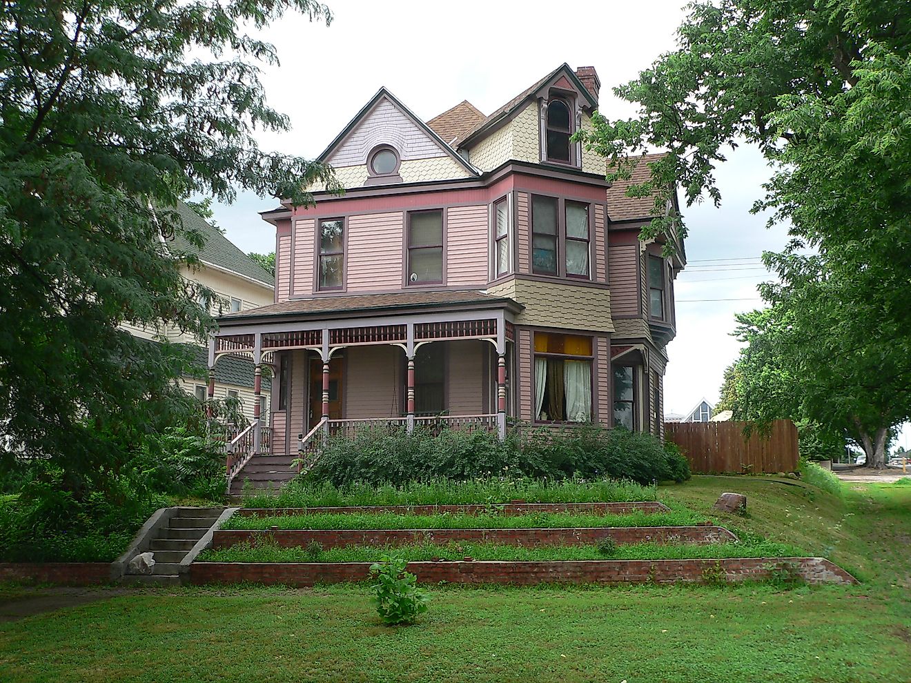 Homes in the historic district of Nebraska City in Nebraska. By Ammodramus - Own work, CC0, Wikimedia Commons.