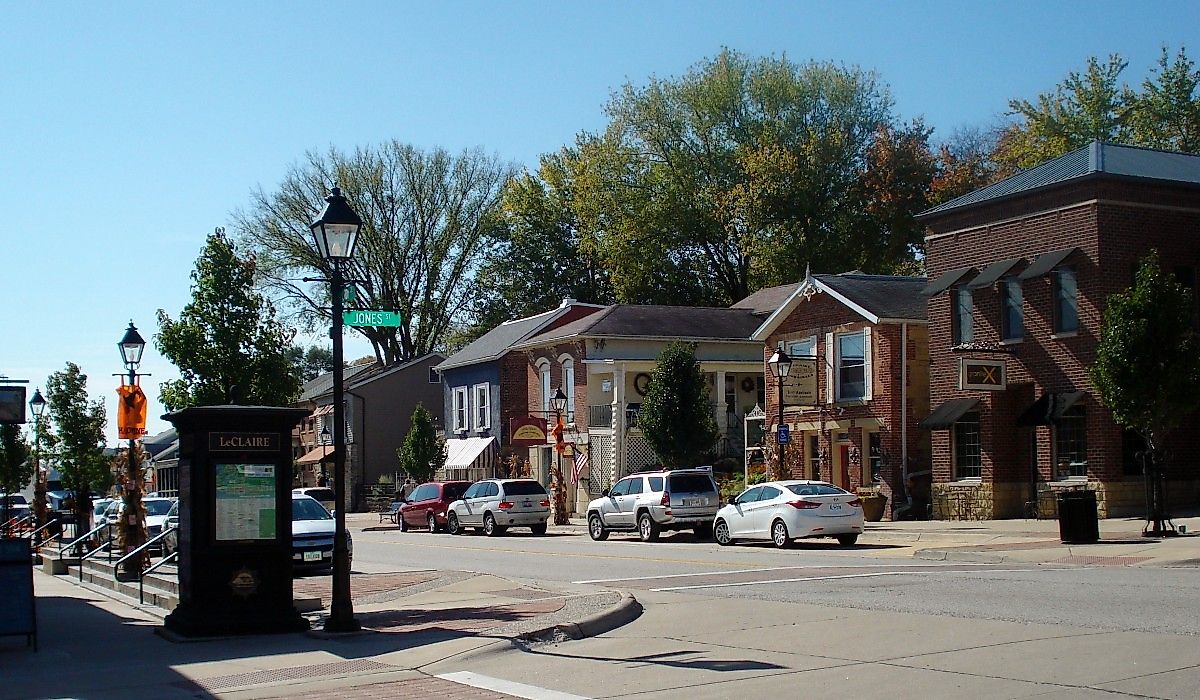 View of downtown Le Claire in Iowa. Editorial credit: Kepper66 - Own work, CC BY-SA 3.0, via Wikimedia Commons.