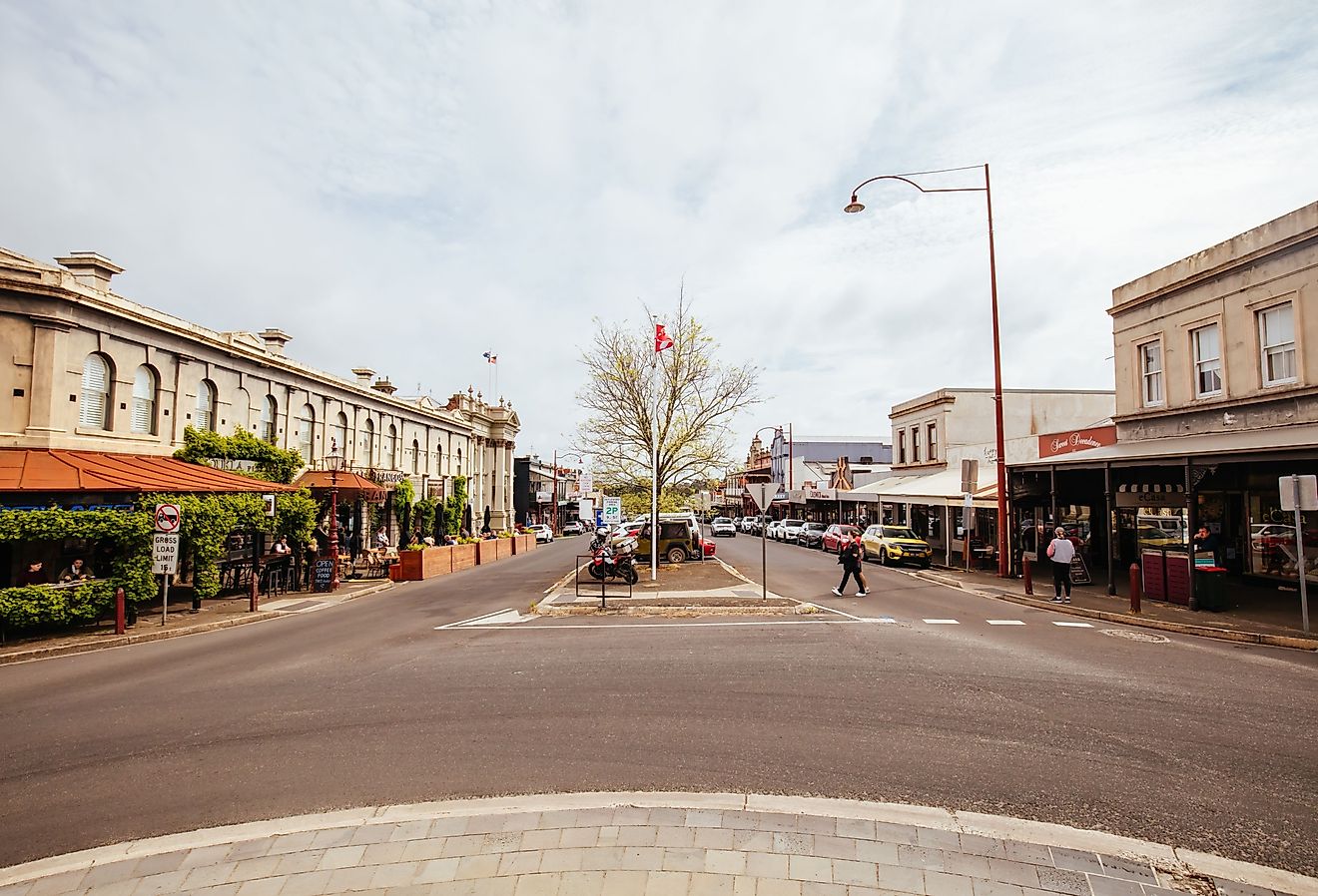 Vincent St in Daylesford on a warm spring morning in Victoria, Australia. Image credit: FiledIMAGE via Shutterstock.