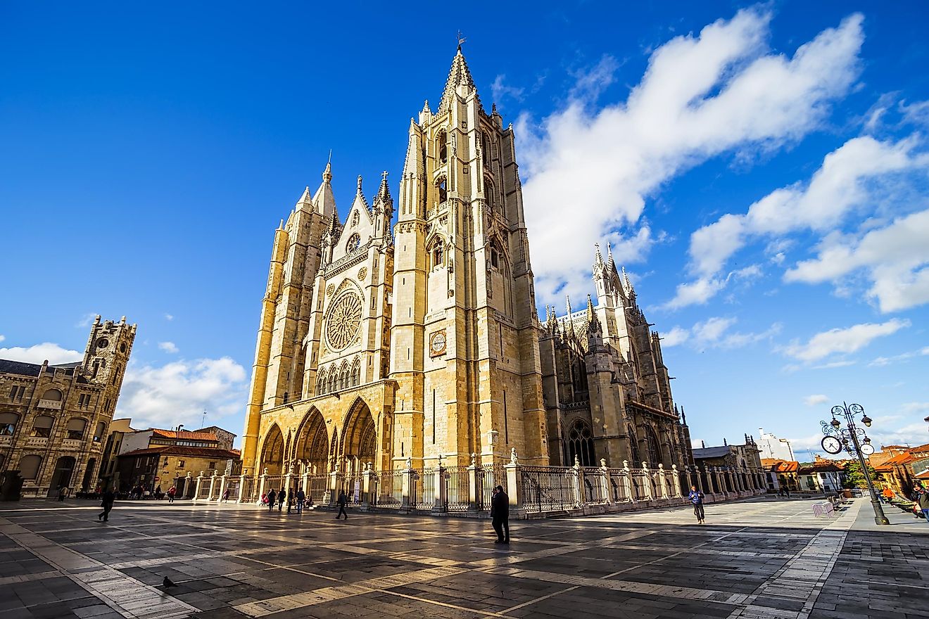 The bright blue sky makes Santa María de León Cathedral even more striking. It stands at the heart of the city, surrounded by a clean pedestrian plaza.