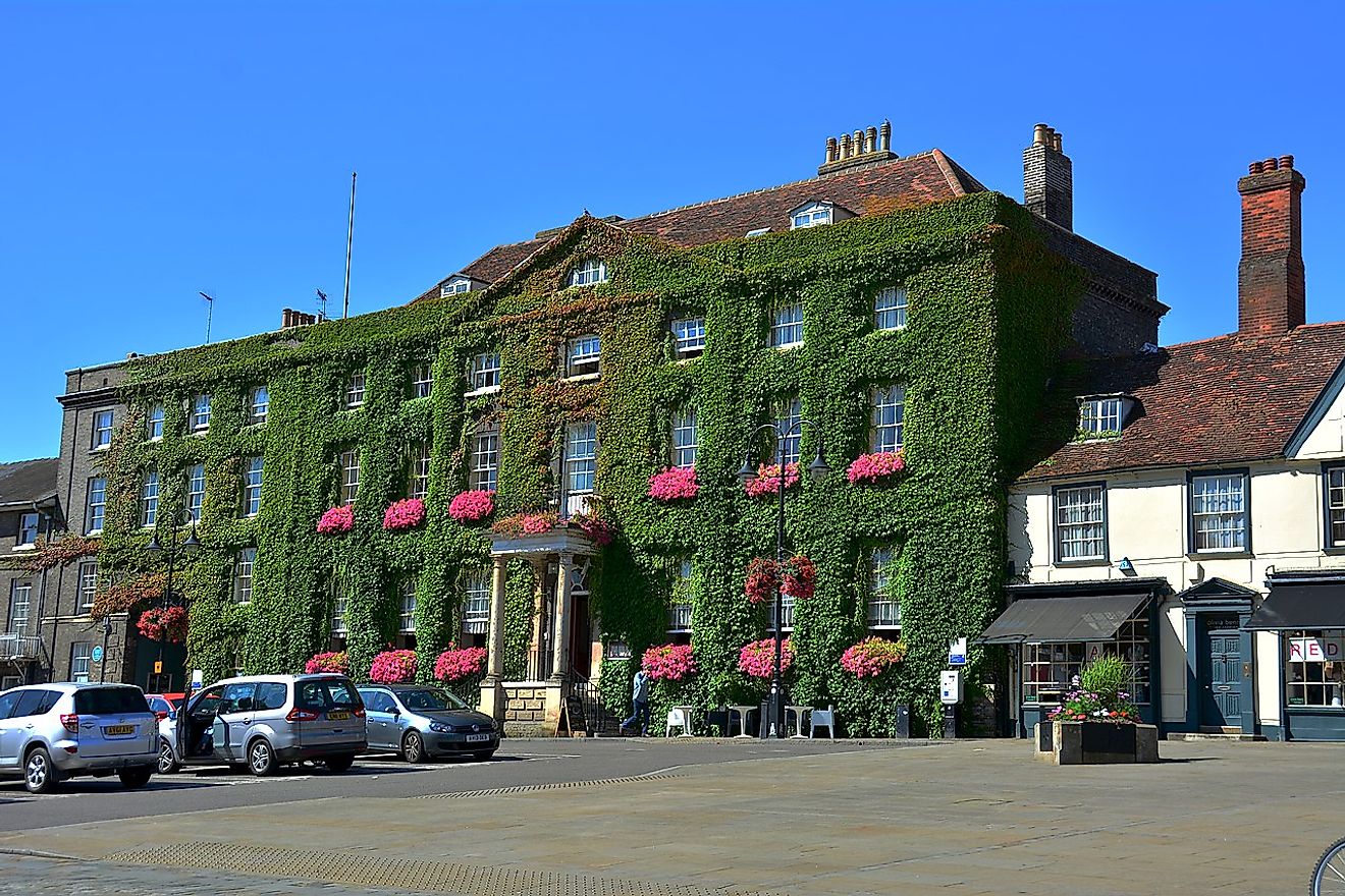 Angel Hotel located on Angel Hill in St Edmundsbury. Image credit: Martin Pettitt from Bury St Edmunds, UK/Wikimedia.org
