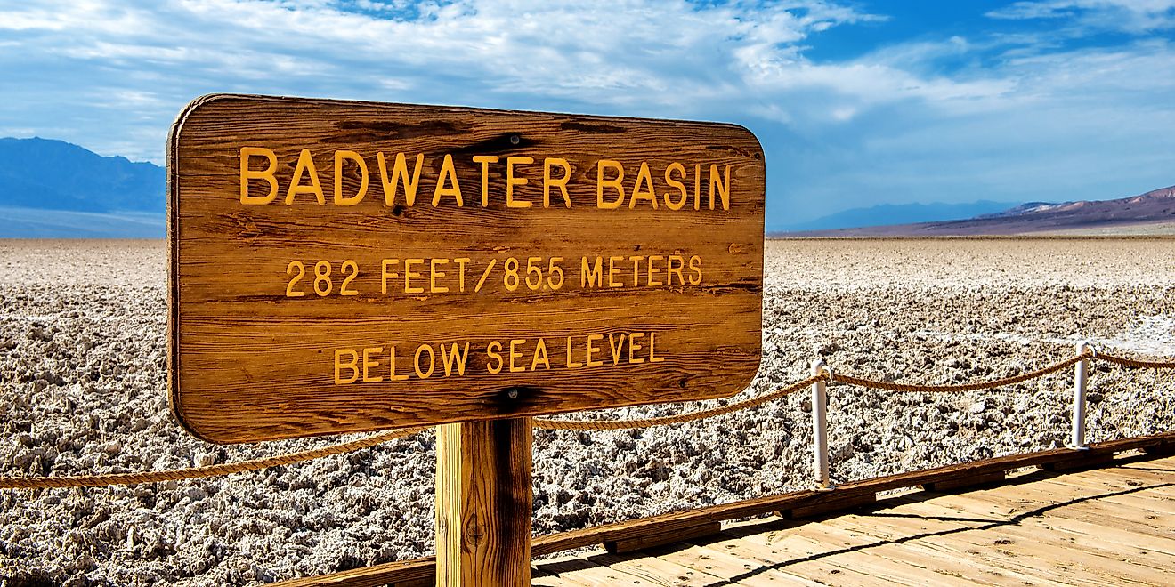 Travelling is expensive. Бэдуотер Долина смерти. Озеро Бэдуотер в долине смерти. Фон Badwater. Озеро Бэдуотер в США.