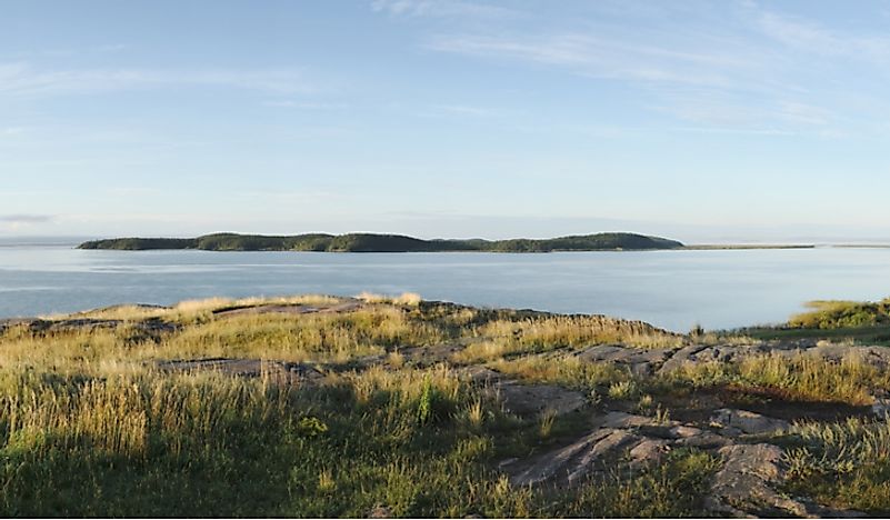 Lake Athabasca, shared by both Alberta and Saskatchewan, is the largest lake in both provinces. 