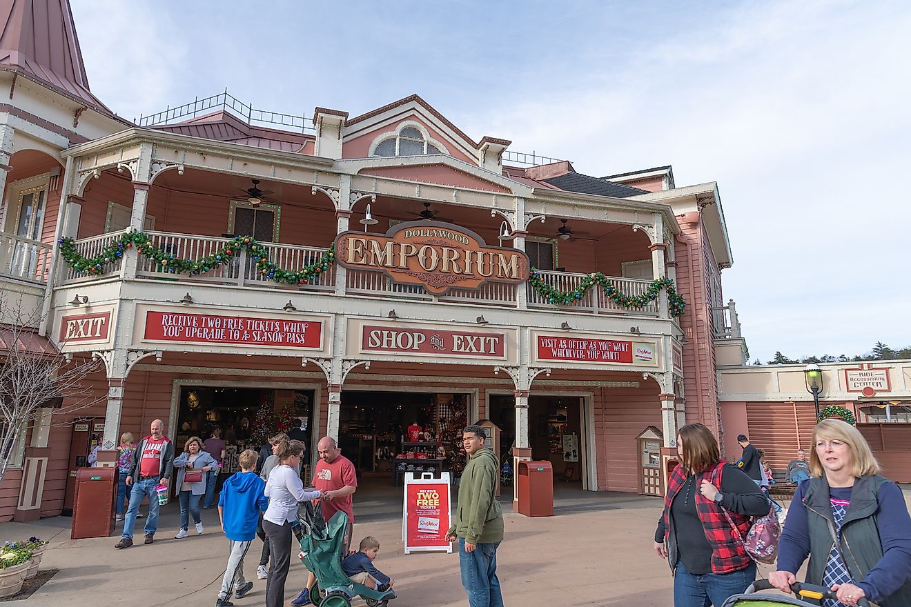 Dollywood theme park in the city of Pigeon Forge. Image credit: Michael Gordon/Shutterstock.com