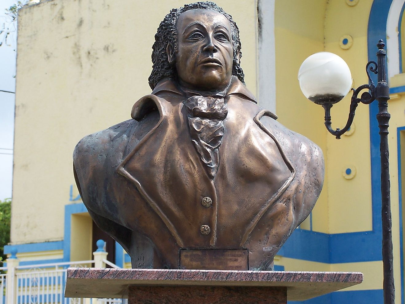 Statue of Louis Delgrès in Petit-Bourg. Image credit: LPLT / Wikimedia Commons