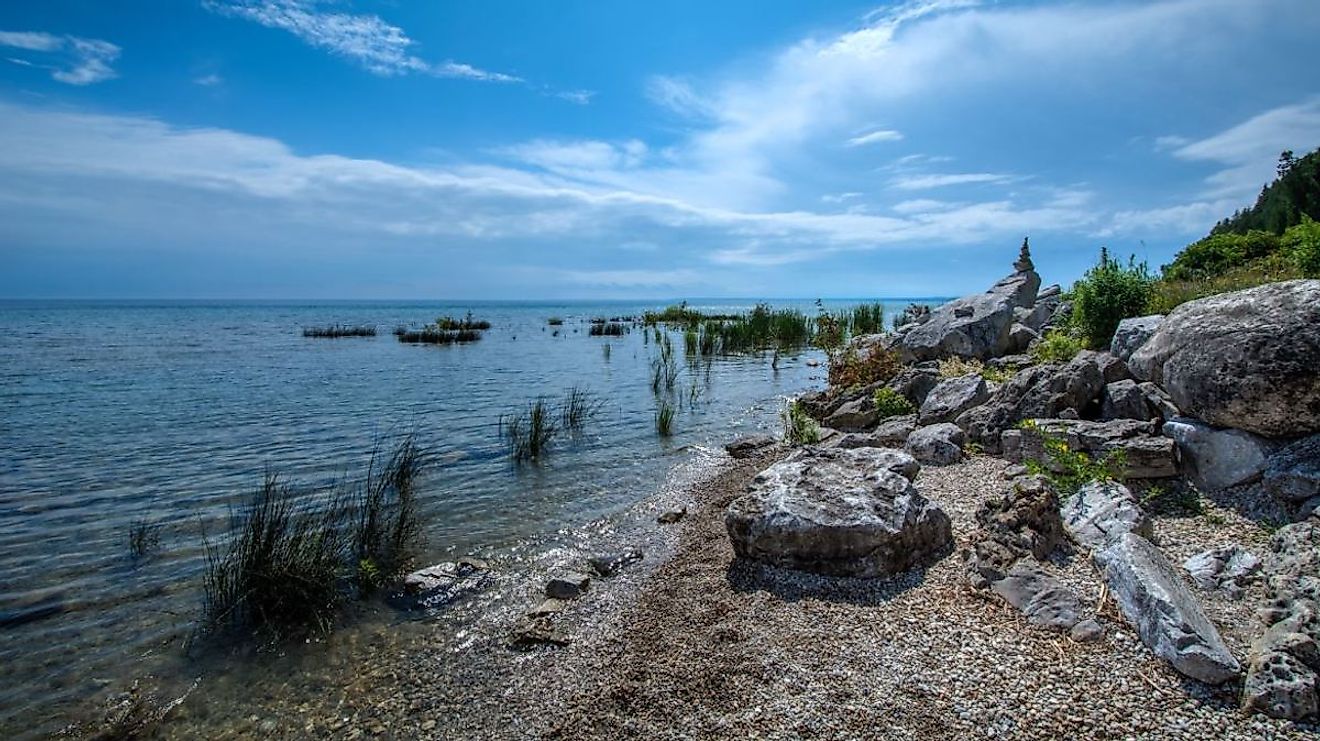 One of many scenic beaches on Mackinac Island. Image credit: N8huckins/Wikimedia.org