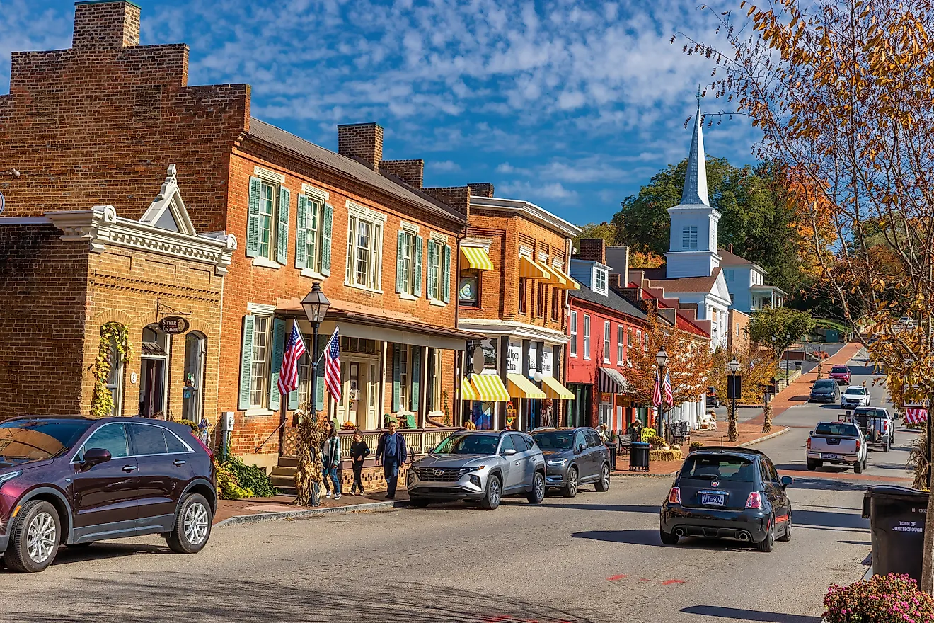 Fall colors at Jonesborough, Tennessee. Image credit: Dee Browning / Shutterstock.com.