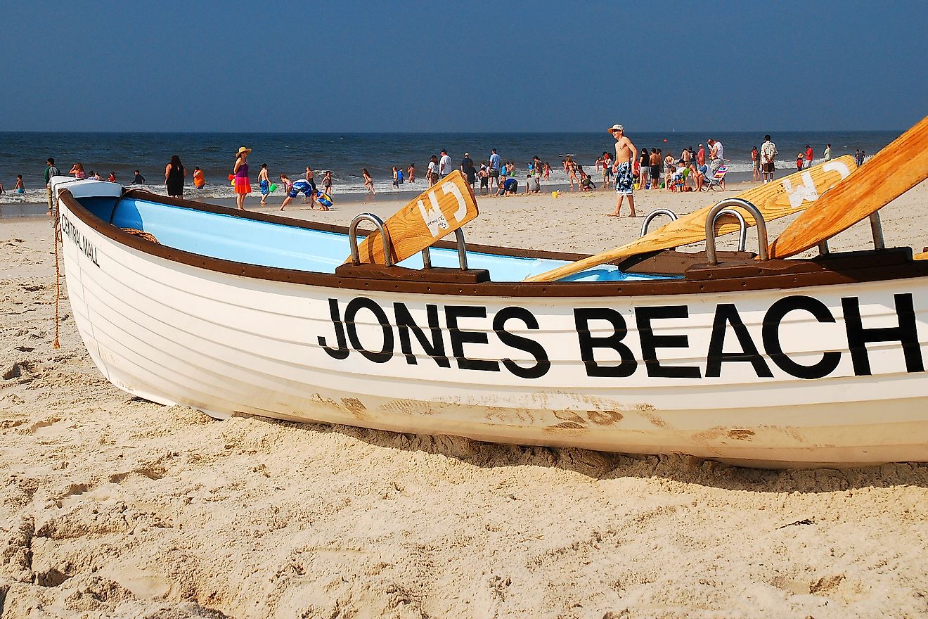 A summer's day at Jones Beach in Wantagh, New York. Editorial credit: James Kirkikis / Shutterstock.com