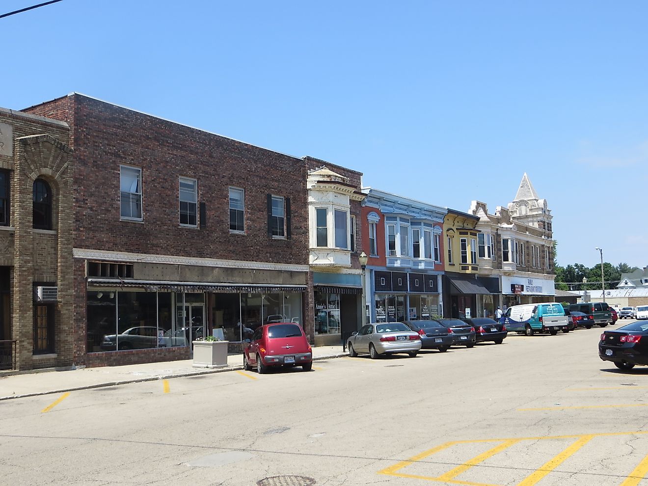 Illinois Avenue in Mendota, Illinois, By David Wilson, CC BY 2.0, Wikimedia Commons