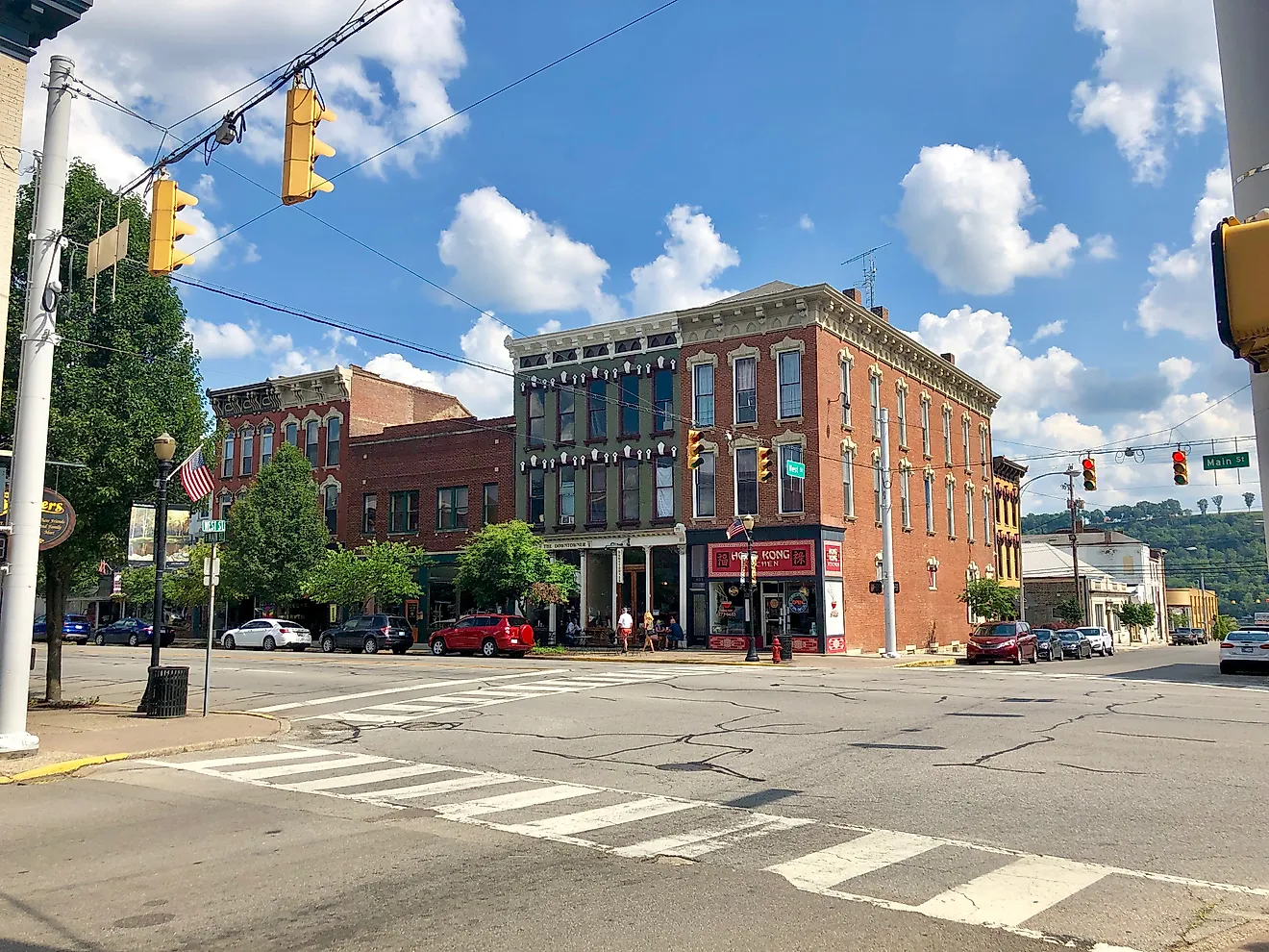 People walking along downtown Madison in Indiana. By Warren LeMay from Cullowhee, NC, United States - Main Street, Madison, IN, CC0, Wikimedia Commons.