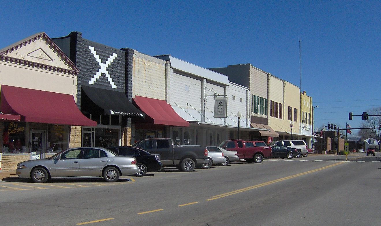 main street in waverly tennessee