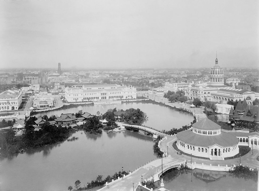 Electricity was used to decorate the buildings with incandescent lights, illuminate fountains, and power three huge spotlights.