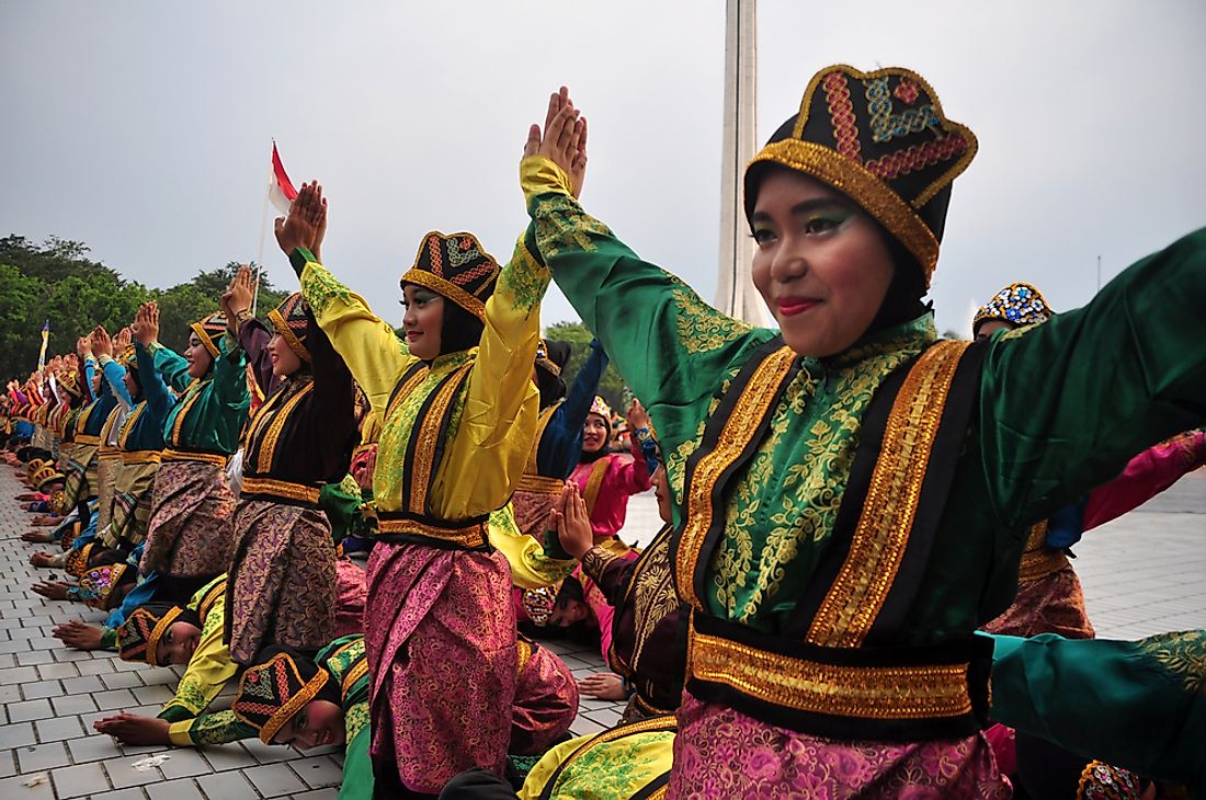 Saman dancers in Indonesia. Editorial credit: dani daniar / Shutterstock.com. 