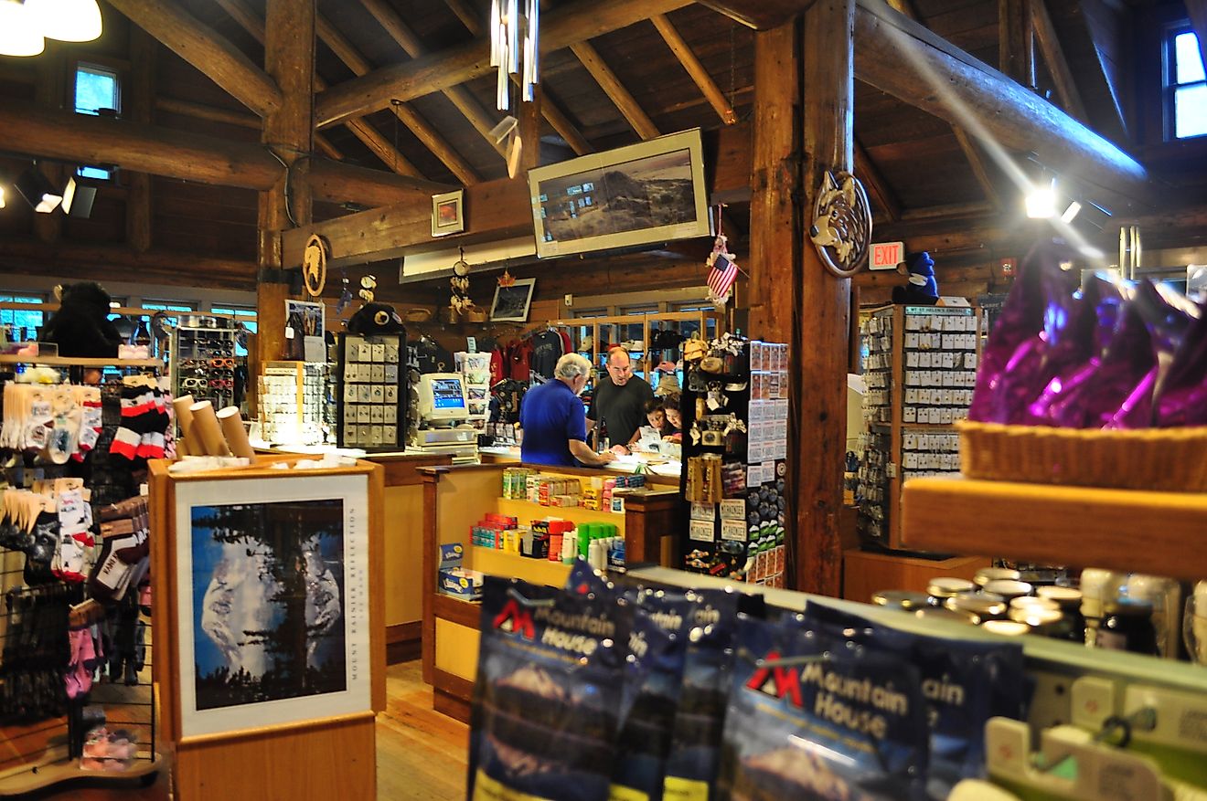 Longmire General Store. By Joe Mabel, CC BY-SA 3.0, https://commons.wikimedia.org/w/index.php?curid=20231119