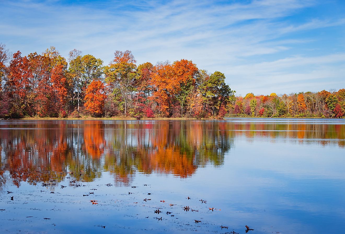 Lake Little Brittle in Warrenton, VA in autumn. 