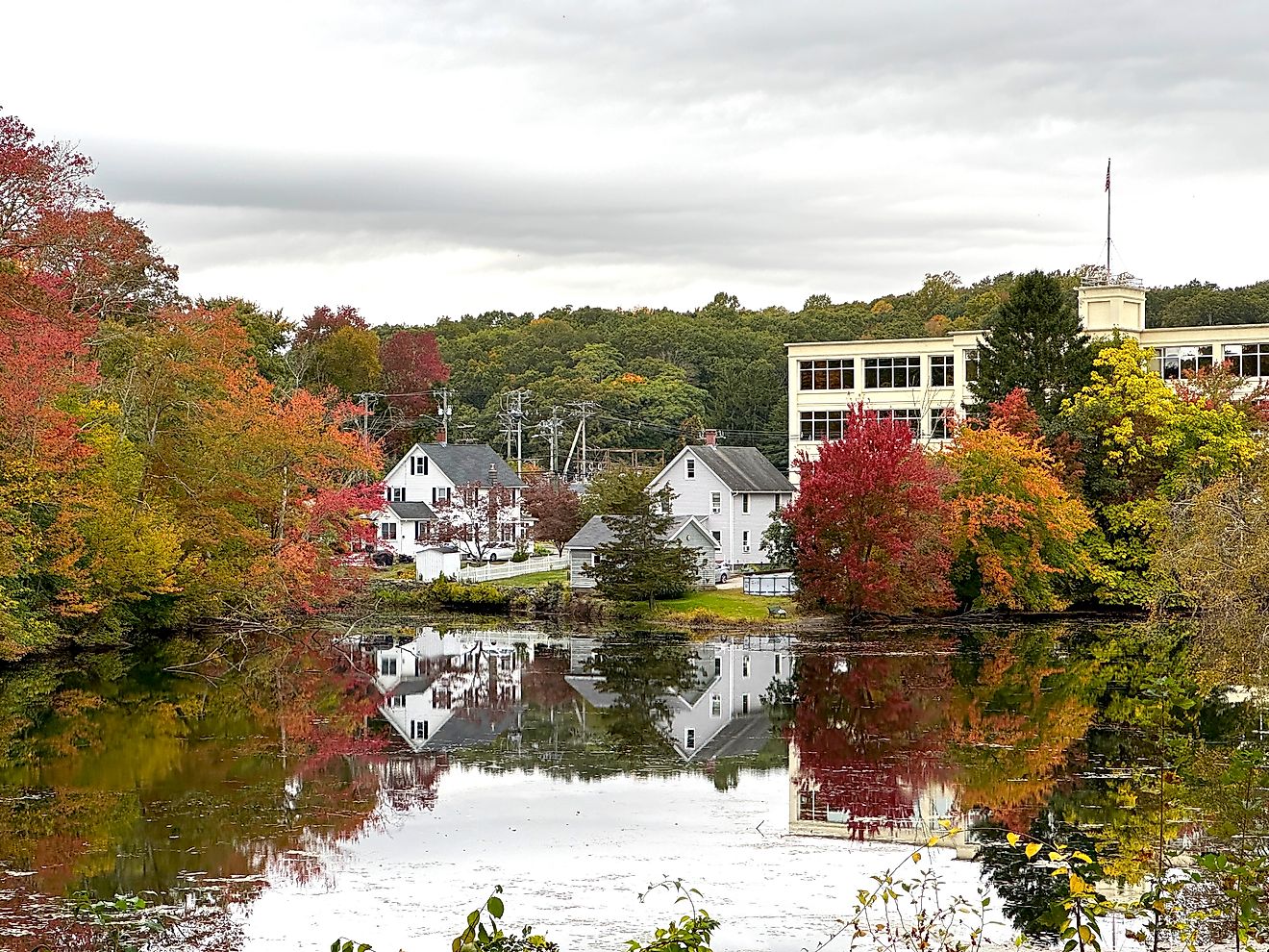Fall colors in Deep River, Connecticut. Editorial credit: Rachel Rose Boucher / Shutterstock.com.