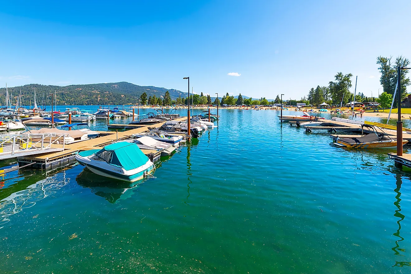 The boat docks, marina and sandy City Beach along Lake Pend Oreille in the small town of Sandpoint, Idaho. Editorial credit: Kirk Fisher / Shutterstock.com