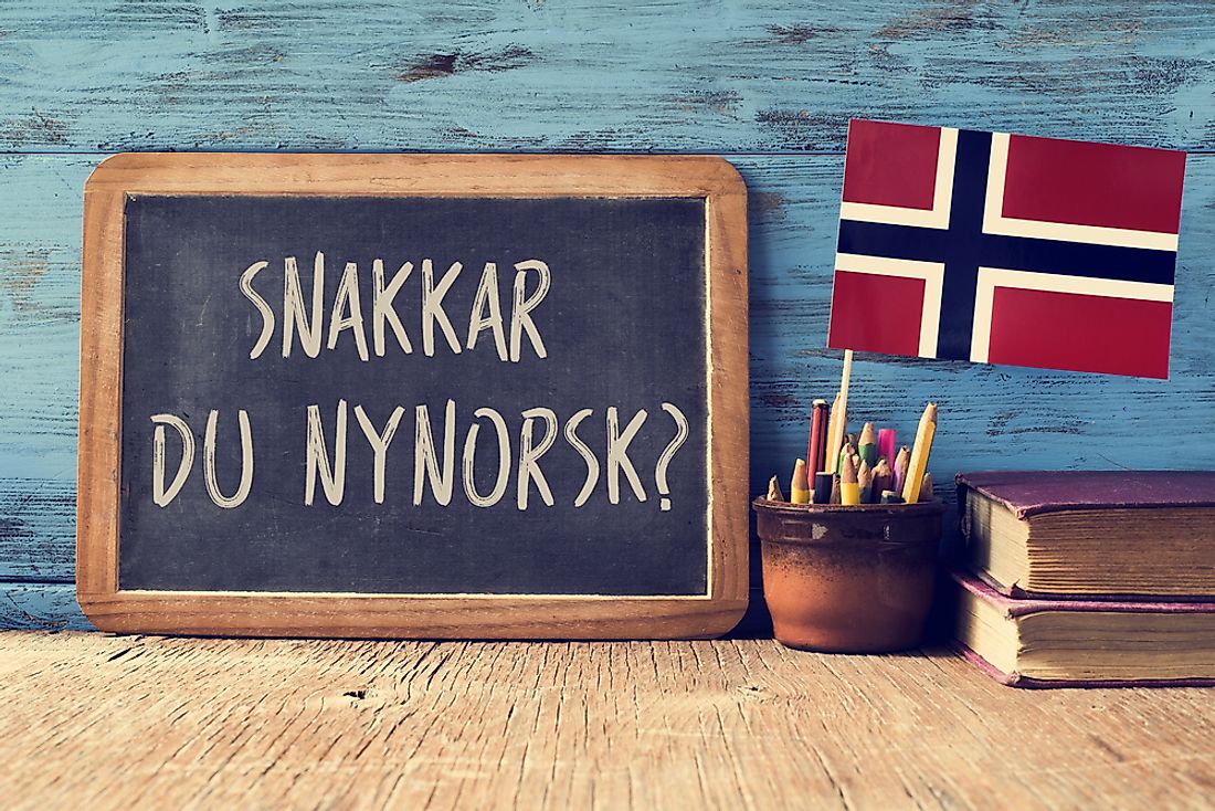 "Do you speak Norwegian?" written on a chalkboard in Norwegian. 