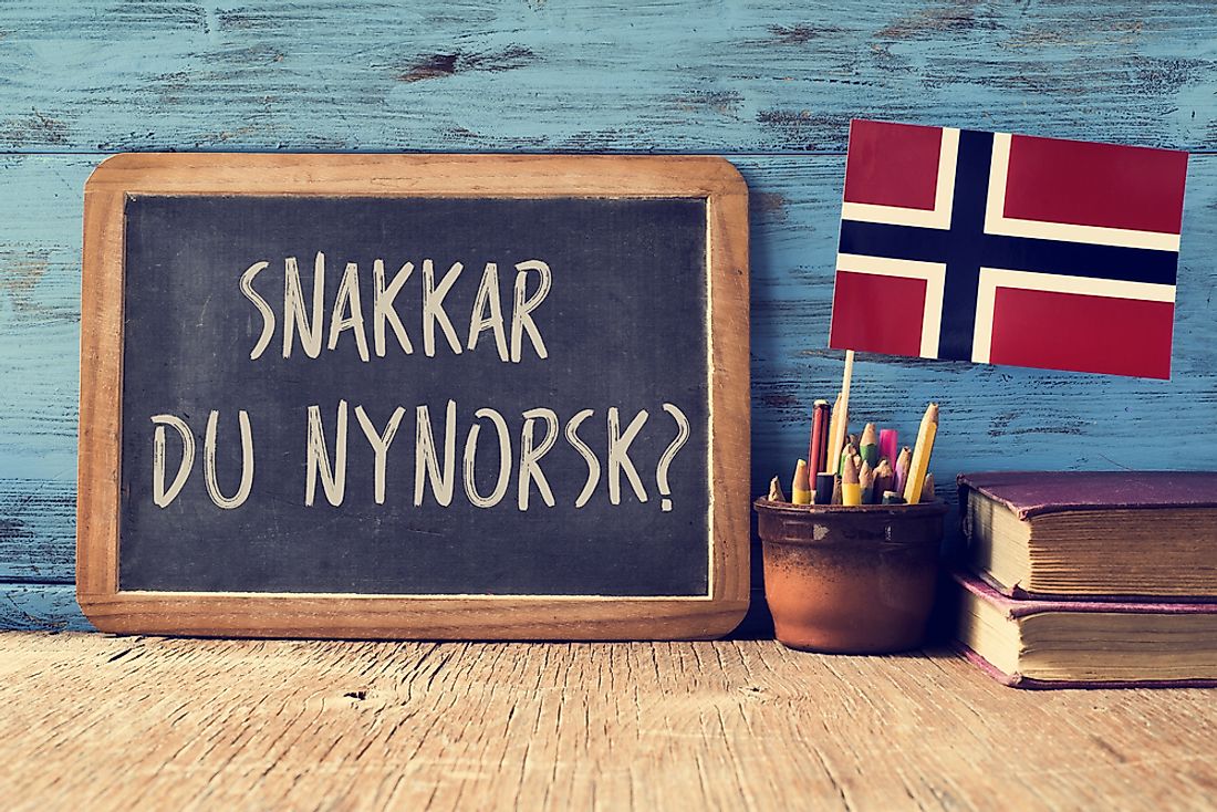 "Do you speak Norwegian?" written on a chalkboard in Norwegian. 