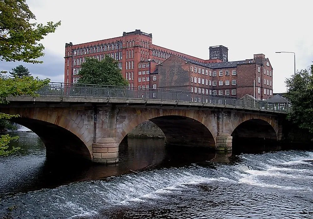 The buildings of the Derwent Valley Mills in the background.