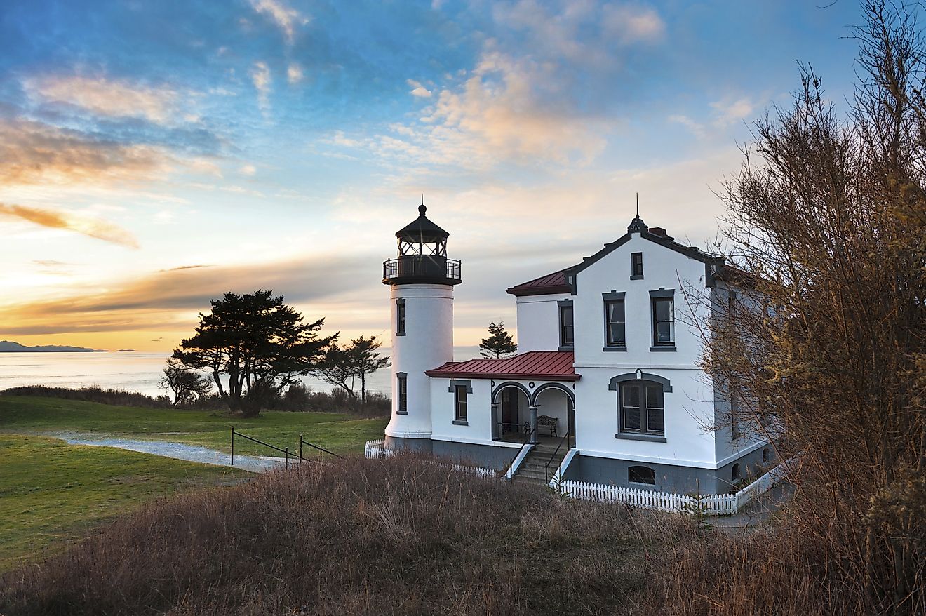 Admiralty Head Lighthouse. The Admiralty Head Light is a lighthouse located in Fort Casey State Park near Coupeville on Whidbey Island, Washington State.