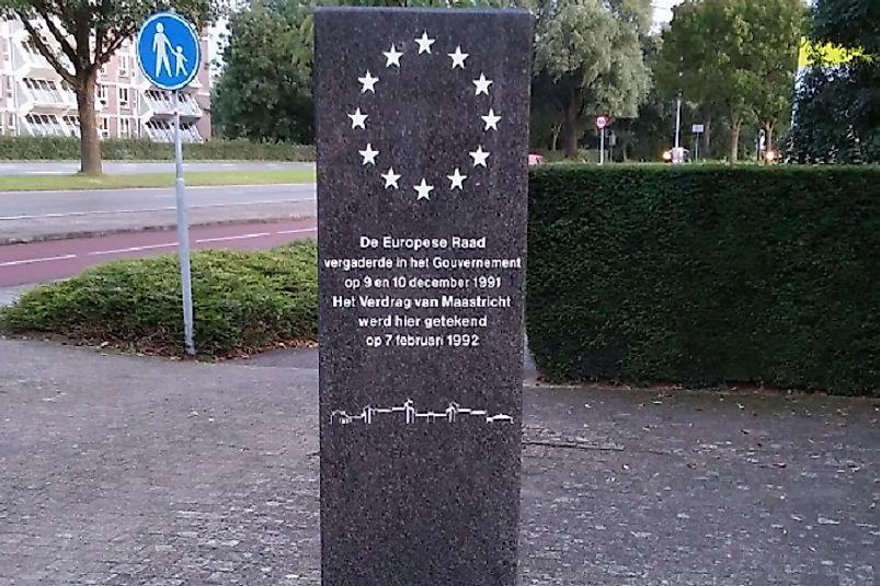 Monumento de piedra frente al sitio de la firma del tratado de la Unión Europea en la ciudad holandesa de Maastricht.