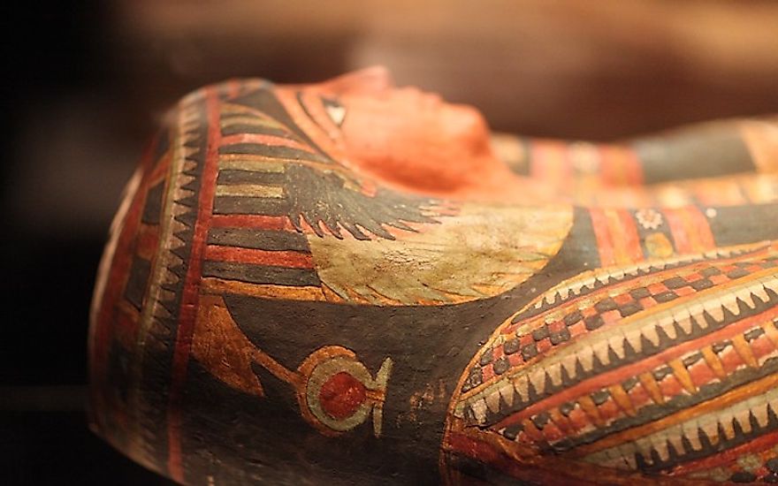 La tumba del faraón Sarcófago que encierra la momia del faraón.