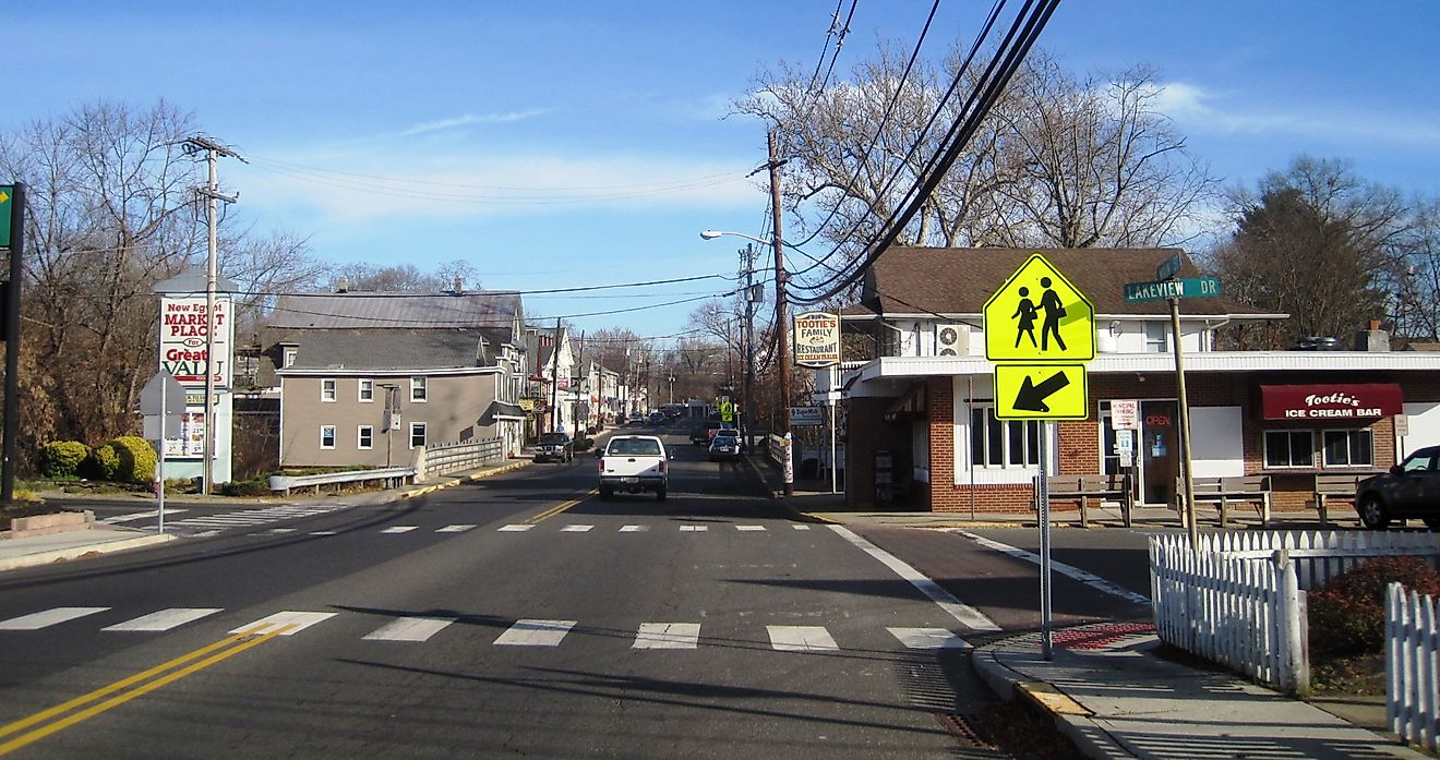 Eastbound Main Street at Lakeview Drive in New Egypt, New Jersey. By Mr. Matté, CC BY 3.0, Wikimedia Commons