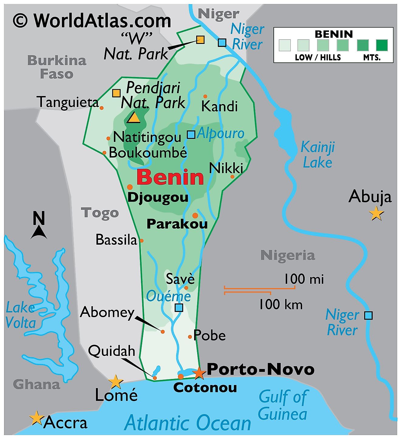 Mapa físico de Benin con límites estatales. Detalla las características físicas del país, incluido el relieve, los ríos principales, las ciudades y varios parques nacionales.