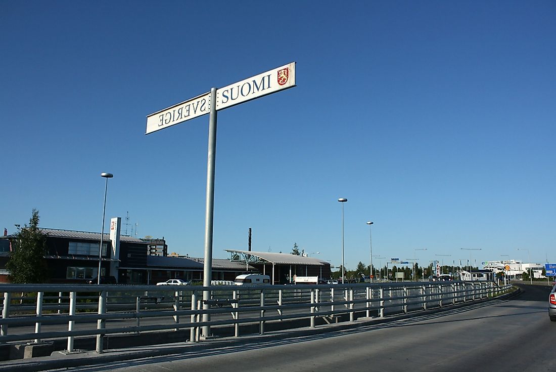 Sign indicating the boundary between Sweden (Sverige) and Finland (Suomi).