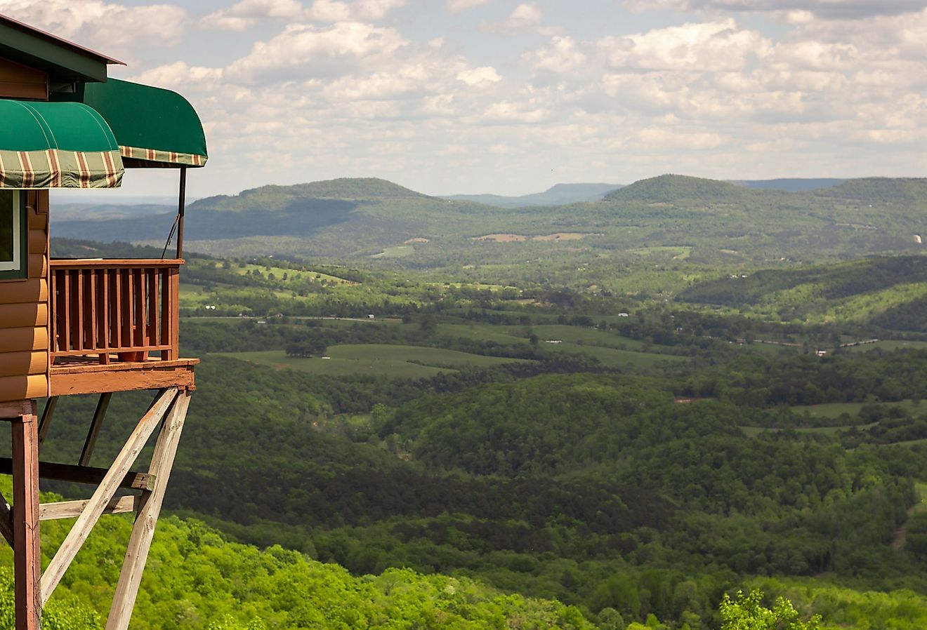 Cliff House Inn, located along Arkansas scenic highway 7 North, near Jasper Arkansas in the Ozark Mountains. Image credit Tammy Chesney via Shutterstock.