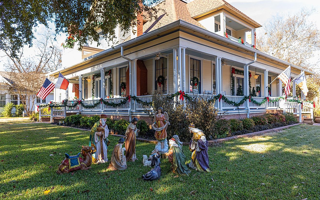 Jefferson, Texas: The Kennedy Manor with Christmas decorations