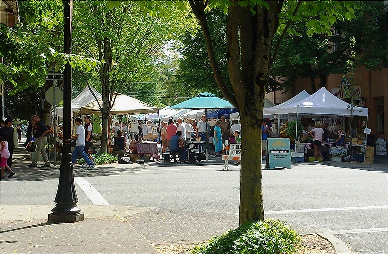Downtown farmers market in McMinnville, Oregon, USA. By M.O. Stevens, CC BY 3.0, Wikimedia